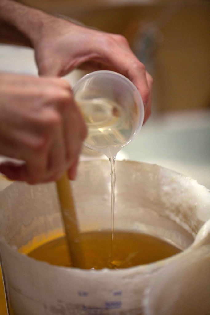 Mélange et préparation de la cire pour les bougies "Blanc de Blancs - Abelé 1757" par Marsault"