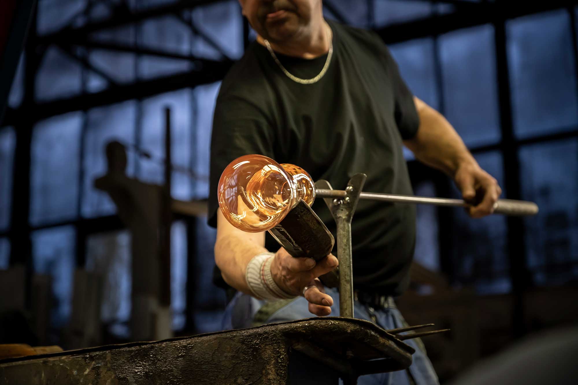 Formation arrondie de la boule par un artisan verrier Sydonios | Champagne Abelé 1757
