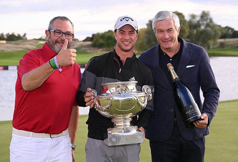 Photo de l'organisateur du Cazoo Open de France, du gagnant du Cazoo Open de France, Guido Migliozzi, et de monsieur Urbain Abelé, de la maison Champagne Abelé 1757